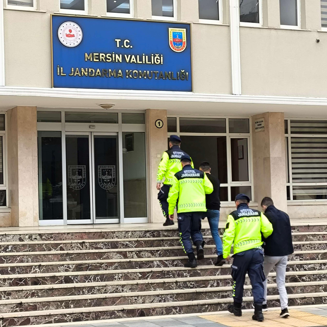 Mersin'de gasp iddiasıyla yakalanan 2 zanlıdan biri tutuklandı