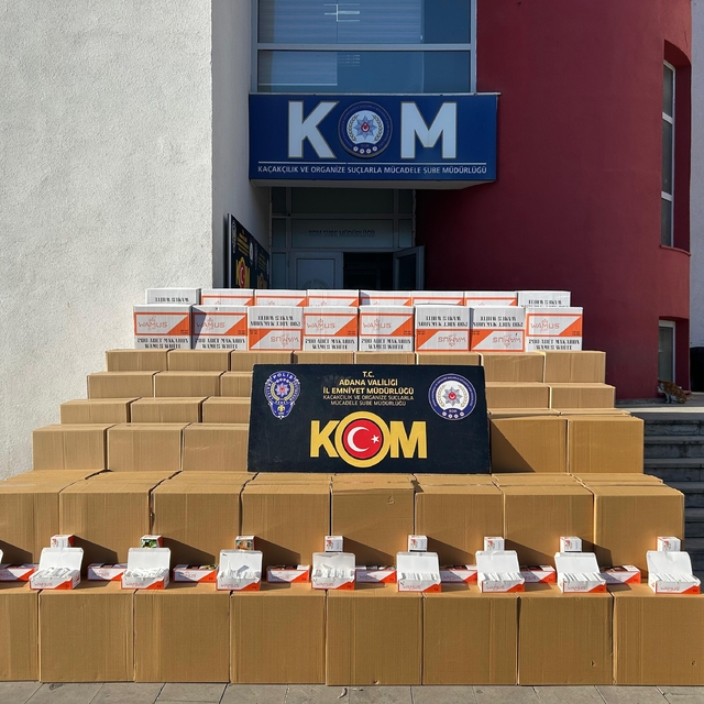 Adana'da kamyonette 2 milyon 350 bin makaron ele geçirildi