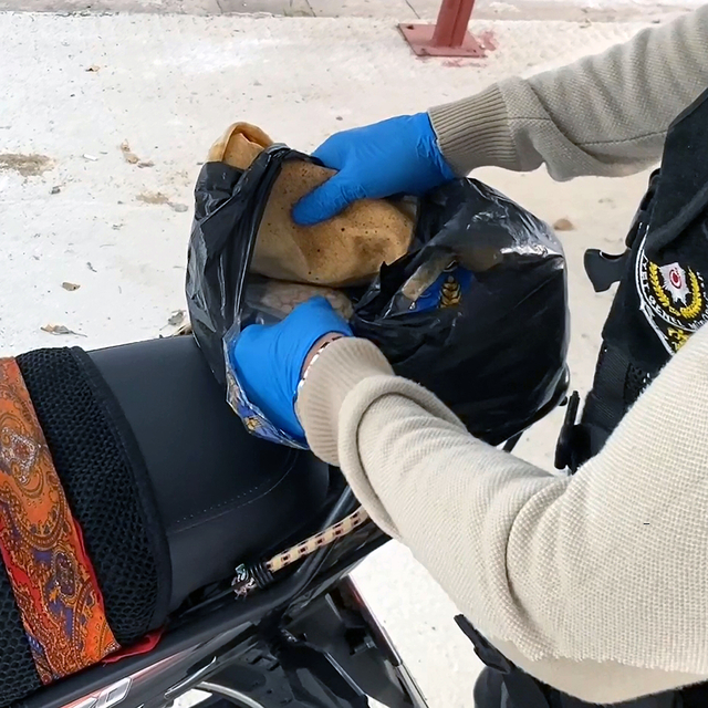 Motosikletindeki pidenin arasından 972 uyuşturucu hap çıktı