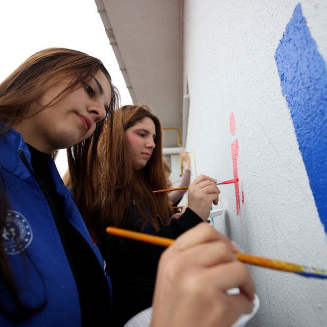 Gönüllü öğrenciler köy okullarını renklendiriyor