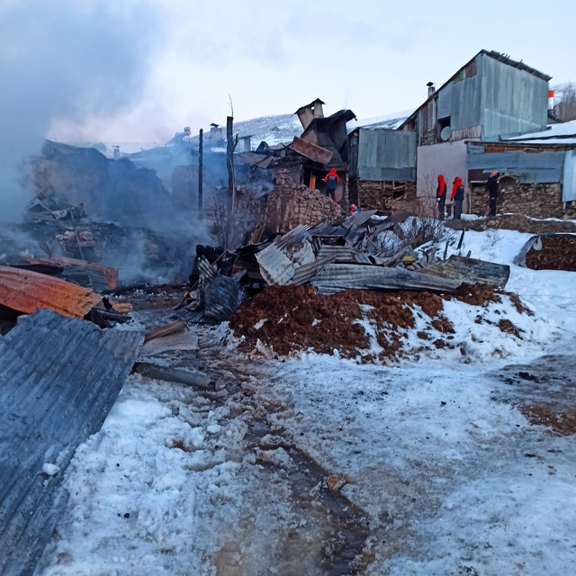 Erzurum'da çıkan yangında 6 ev zarar gördü