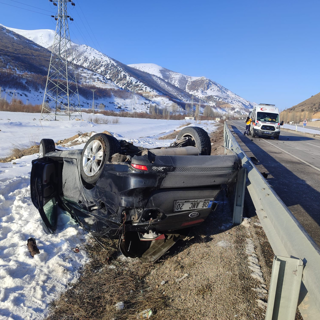 Bayburt'ta devrilen otomobildeki 3 kişi yaralandı