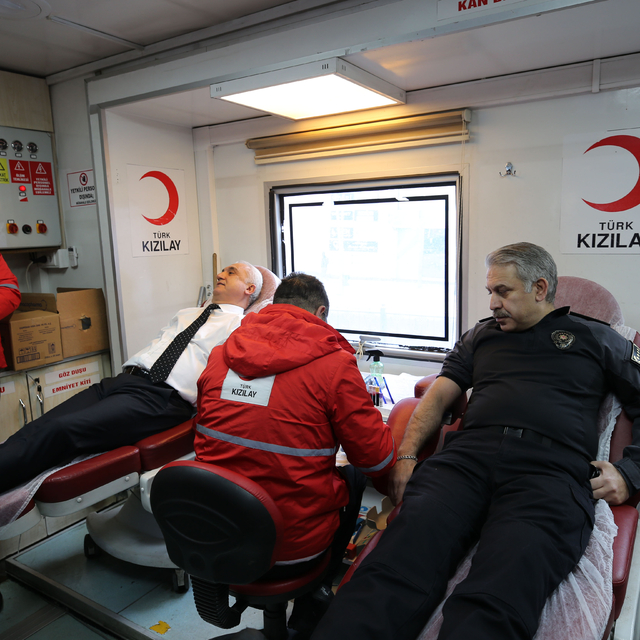 Muş Valisi Çakır, kan bağışında bulundu