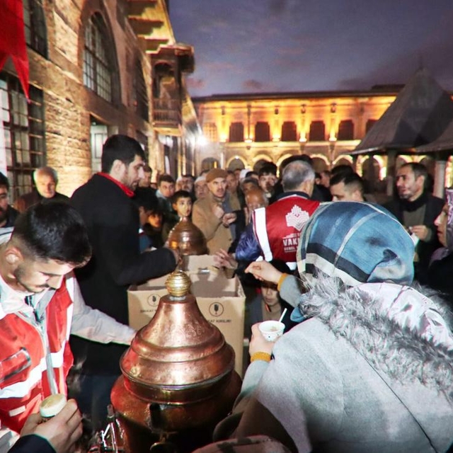 Diyarbakır ve çevre illerde kandil dolayısıyla salep ve kandil simidi ikram...