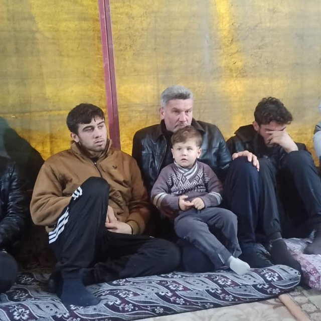 Çöken 4 katlı binanın enkazında kalan 5 kişinin kaldığı dairenin zili çalış...