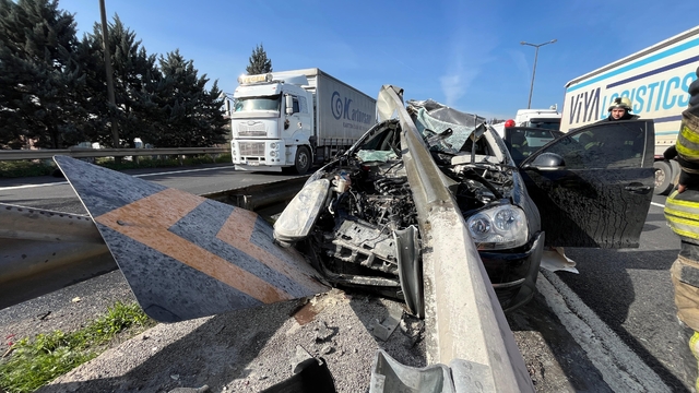 TEM'de, yol ayrımında otomobil bariyere çarptı: 1'i ağır, 4 yaralı