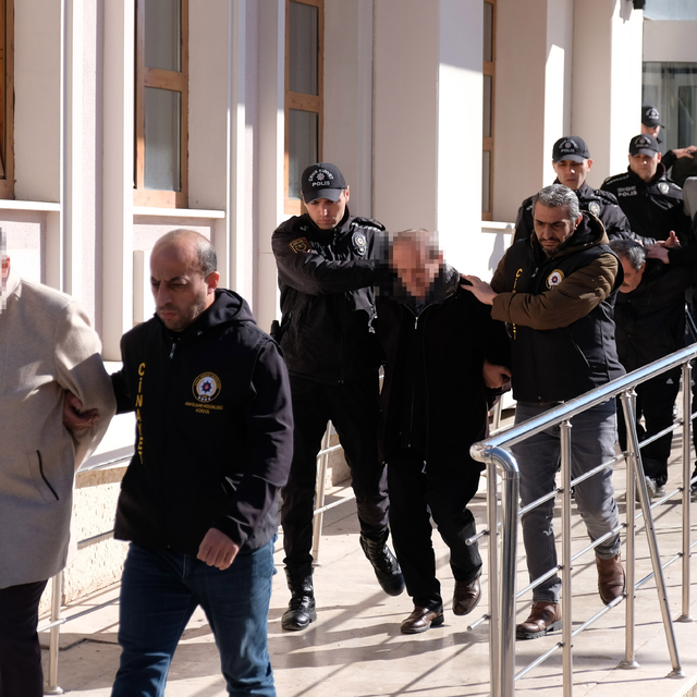 Çöken 4 katlı binanın enkazında kalan 5 kişinin kaldığı dairenin zili çalış...