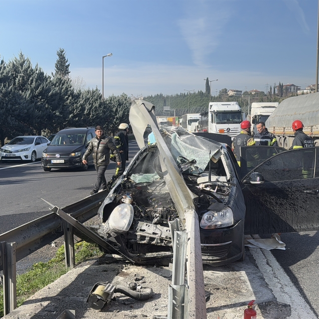 Anadolu Otoyolu'nda bariyere çarpan otomobildeki 4 kişi yaralandı