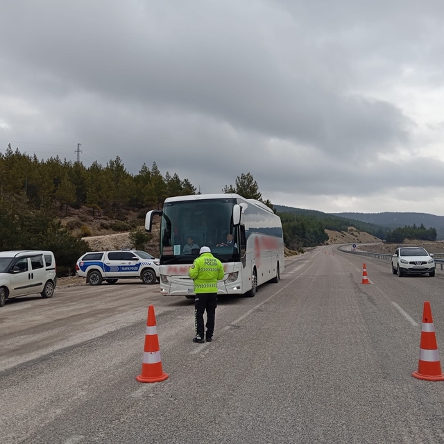 Antalya'da polis ekipleri denetimlerini sürdürdü