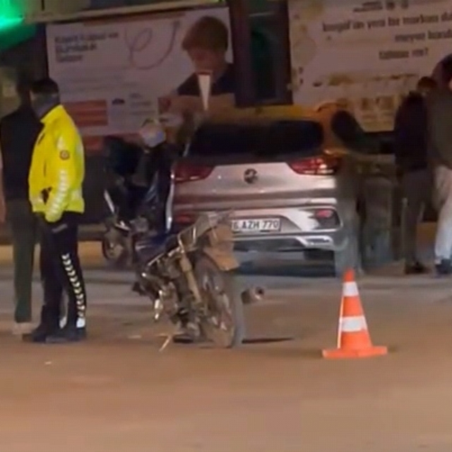 Ehliyetsiz sürücü, kaçtığı çalıntı motosikletle otomobile çarpınca yakaland...