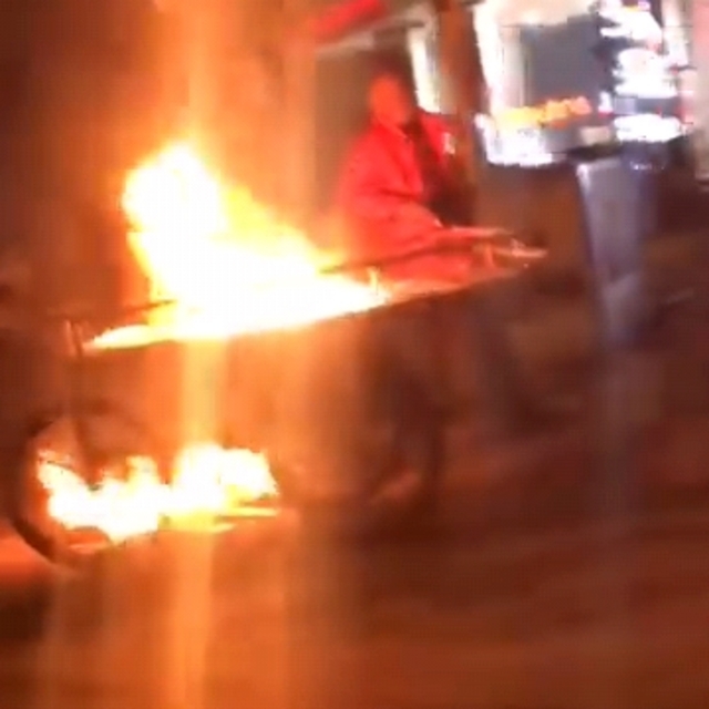 Meyve sattığı seyyar tezgahını ateşe verdi