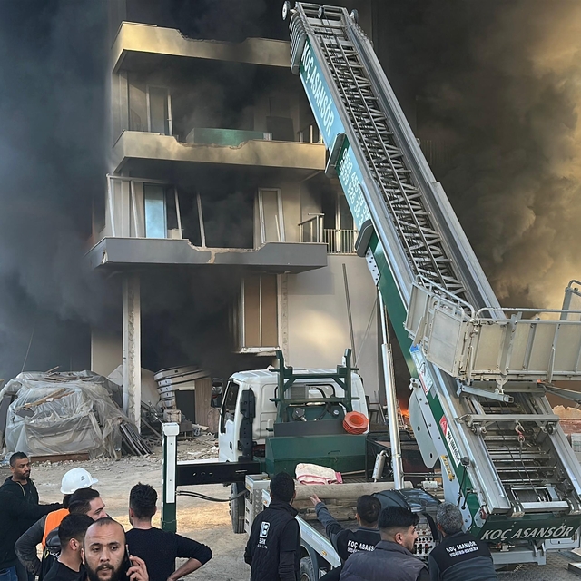 Antalya'da 9 katlı otel inşaatında yangın; işçiler mahsur kaldı