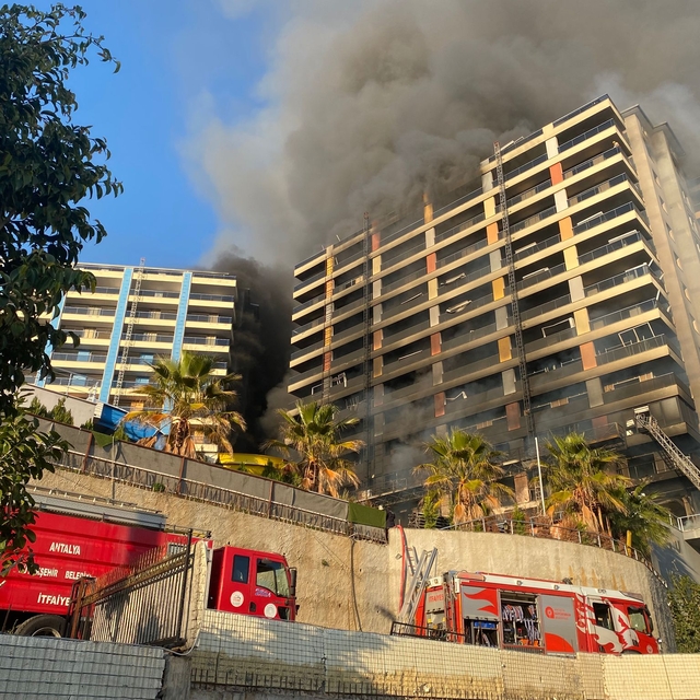 Alanya'da otel inşaatında çıkan yangına müdahale ediliyor
