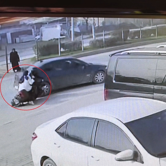 Otomobil ile çarpışan elektrikli bisikletin sürücüsü yaralandı; kaza kamera...