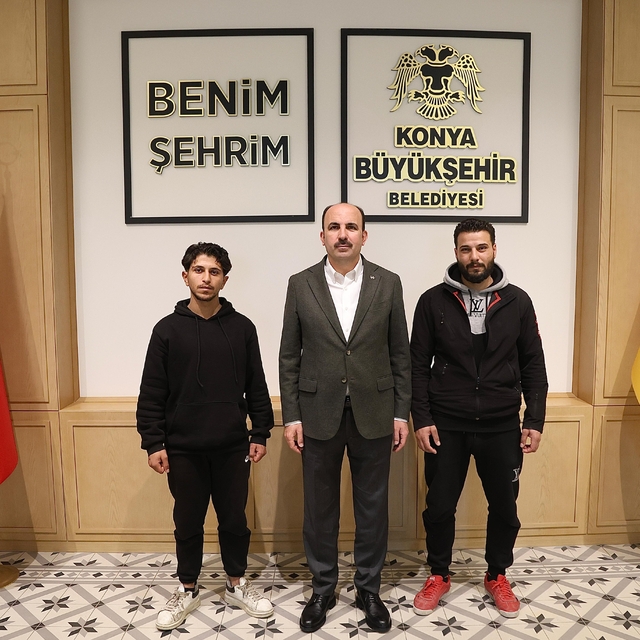 Konya Büyükşehir Belediye Başkanı Altay, çöken apartmanda insanları uyaran...