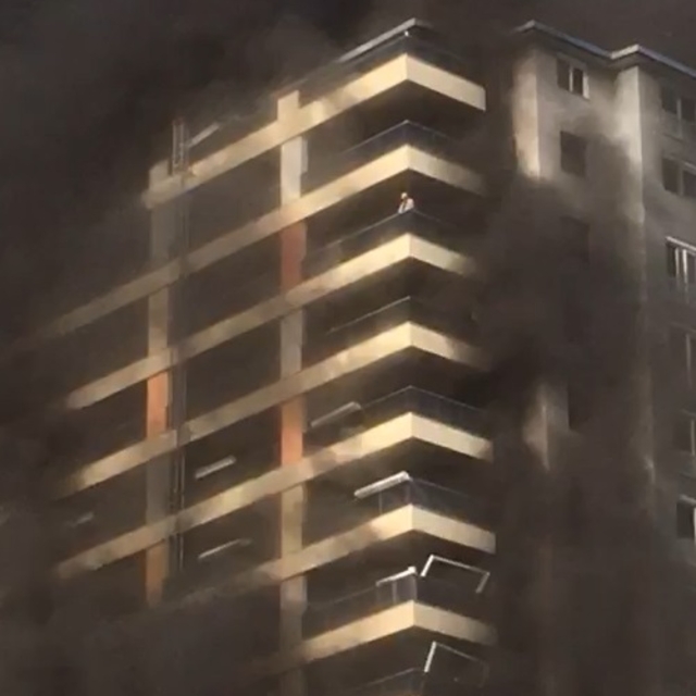 Antalya'da 12 katlı otel inşaatında yangın; mahsur kalan 4 işçi kurtarıldı...