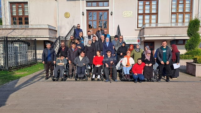 Sakarya'da özel gereksinimli bireylere akülü tekerlekli sandalye hediye edildi