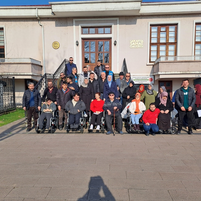 Sakarya'da özel gereksinimli bireylere akülü tekerlekli sandalye hediye edi...
