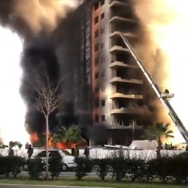 Antalya'da 12 katlı otel inşaatında yangın çıktı; mahsur kalan 4 işçi kurta...