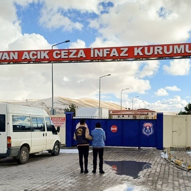 Van'da farklı suçlardan aranan 85 şüpheli yakalandı