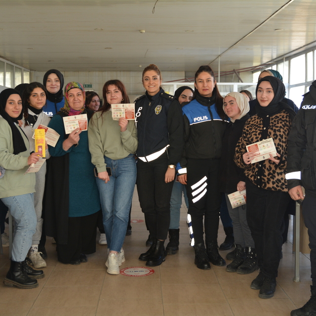 Tatvan'da polis ekipleri, tekstil çalışanlarını acil yardım konusunda bilgi...