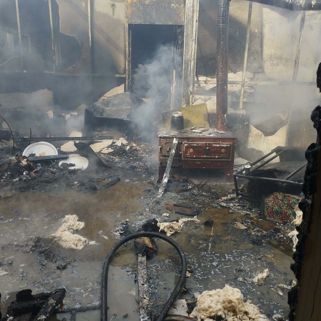 Çanakkale'de çıkan yangında ev kullanılamaz hale geldi