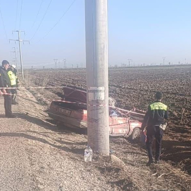 Konya'da direğe çarpan otomobildeki 2 kişi öldü