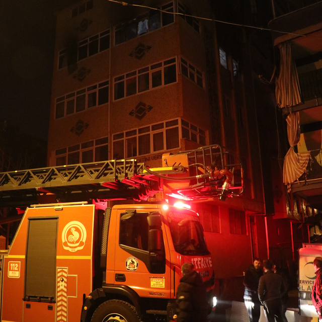 Evdeki yangında bebeğini camdan atarak kurtaran anne; dumandan zehirlenerek...