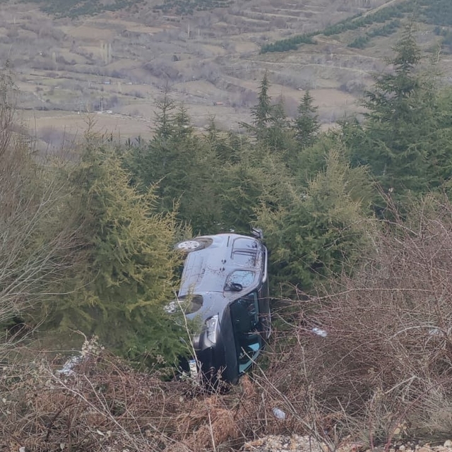 İzmir'de şarampole yuvarlanan hafif ticari araçtaki 5 kişi yaralandı