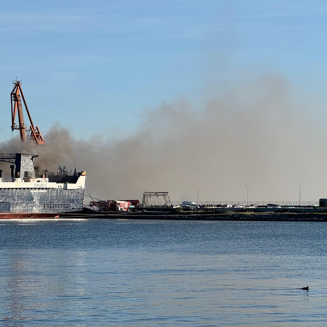 Samsun Limanı'nda bulunan gemide çıkan yangına müdahale ediliyor