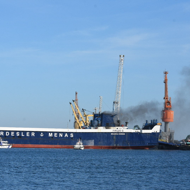 GÜNCELLEME - Samsun Limanı'nda bulunan gemide çıkan yangına müdahale ediliy...