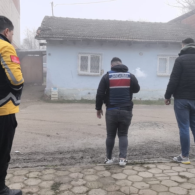 Jandarmayı gören şüpheli, kendisini kilitlediği evinde direniyor; ikna çaba...