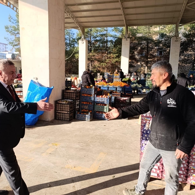 Midyat Belediye Başkanı Şahin semt pazarını ziyaret etti