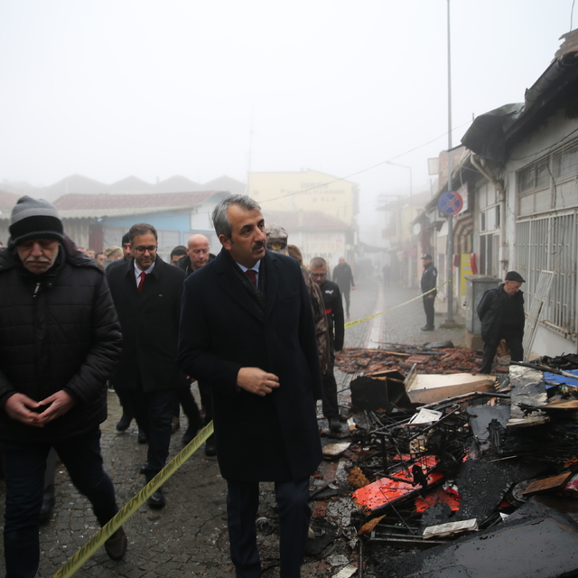 Edirne Valisi Sezer, yangında zarar gören iş yerlerini ziyaret etti