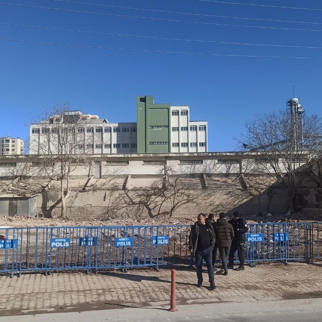 Çöken binada oturan Cuma: Çaresiz kaldık