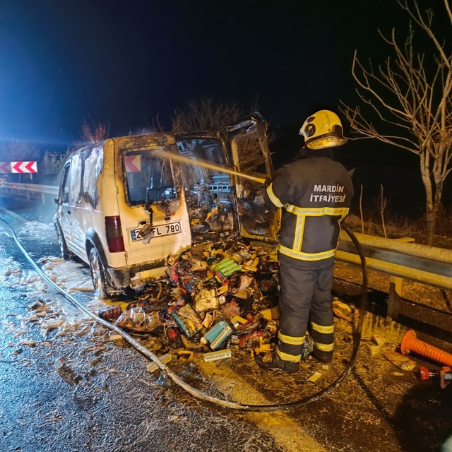 Mardin'de hafif ticari araçta çıkan yangın söndürüldü