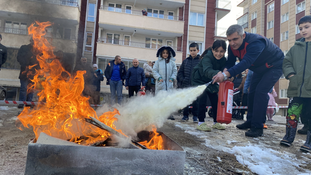 Site sakinlerinden gönüllü yangın tatbikatı