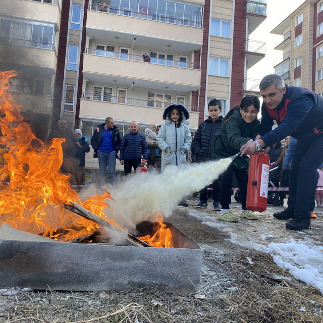 Site sakinlerinden gönüllü yangın tatbikatı