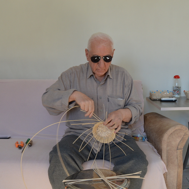 Beyrut'ta öğrendi, görme engeline rağmen yarım asırdır bambu ağacından sepe...