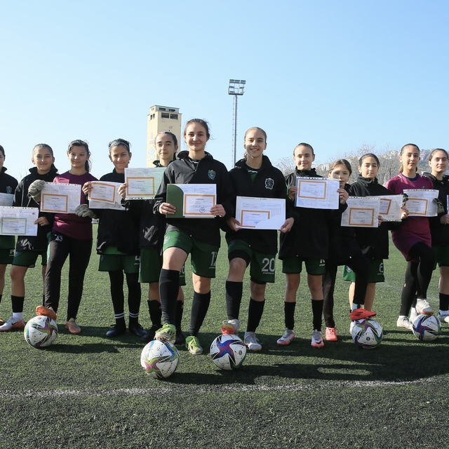 Yeşil sahanın şampiyon kızları, okul sıralarında da zirvede