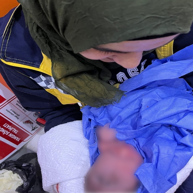 Hastaneye sevk edilirken ambulansta doğum yaptı