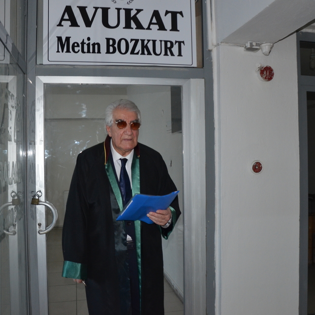 Emekli öğretmen 79 yaşında hukuk fakültesini bitirip avukatlık hayaline kav...