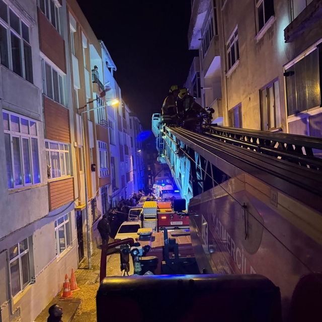 4 katlı binada çıkan yangında 1 kişi öldü, 3'üncü kattan düşen itfaiye eri...
