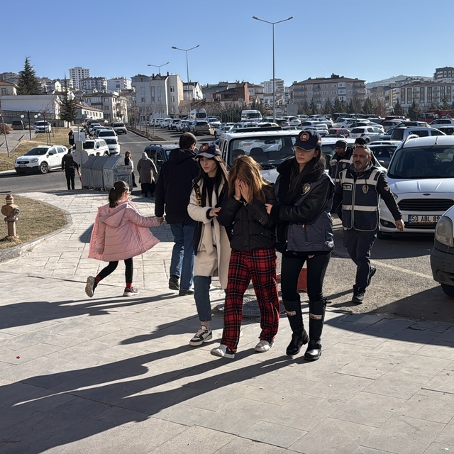 Kartalkaya'daki otel yangınında hayatını kaybedenlerin yakınlarını arayarak...