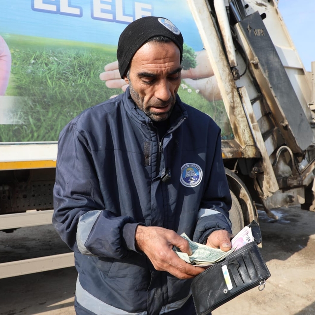 Bursa'da temizlik işçisinin bulduğu cüzdan sahibine teslim edildi