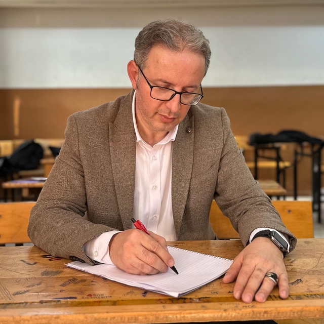 Mezun olduğu okula öğretmen olarak dönüp tarihini anlatan belgesel hazırlad...