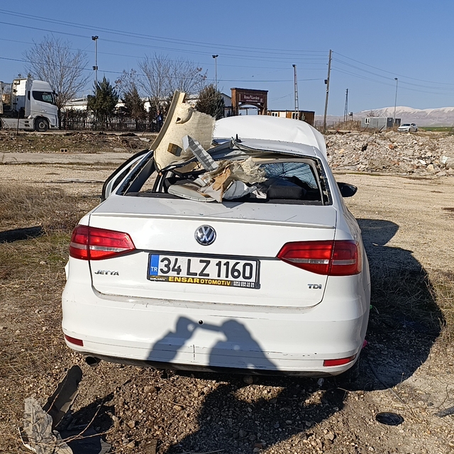 Adıyaman'da tırla çarpışan otomobilin sürücüsü yaralandı
