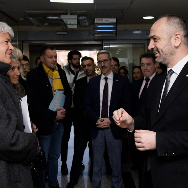 İsviçre'nin Ankara Büyükelçisi Scheurer, Türk Kızılaya kan bağışı yaptı