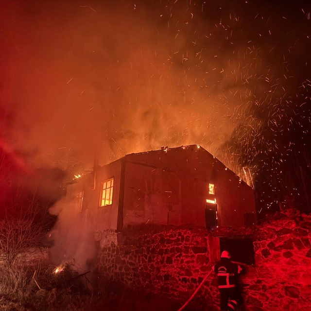 Amasya'da 2 evde çıkan yangın hasara neden oldu