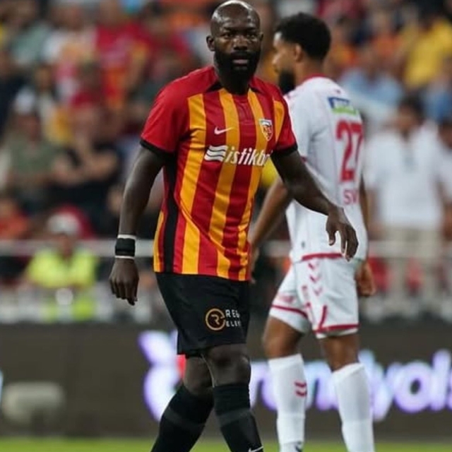 Kayserispor, takım arkadaşına tokat atıp, kırmızı kart gören Bahoken'i kadr...